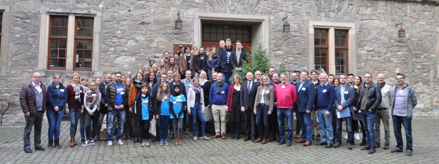 „Erinnern. Gestalten“: Die Teilnehmerinnen und Teilnehmer des ersten Bildungs-Partnertages des Kreismuseums Wewelsburg, vorn im Bild (mit Anzug und Krawatte) der stellvertretende Landrat des Kreises Paderborn, Hans-Bernd Janzen, und Museumsleiterin Kirsten John-Stucke